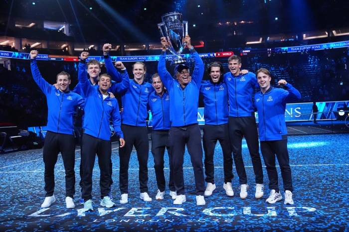 Đội trưởng Yannick Noah nâng Cup cùng các thành viên đội châu Âu sau chiến thắng 13-5 trước đội Thế giới tại Laver Cup 2026, ở nhà thi đấu O2, London, Anh ngày 27/9/2026. Ảnh: AP