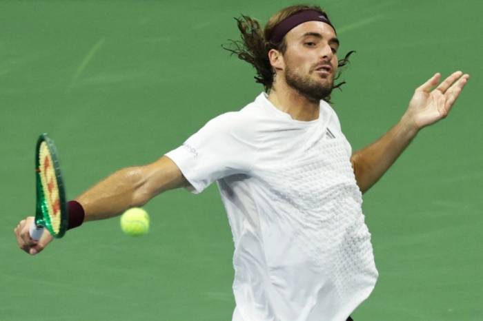 Tsitsipas đánh trái tay trong trận gặp Shelton ở vòng bốn Mỹ Mở rộng tại Trung tâm Quần vợt Quốc gia Billie Jean King, quận Queens, New York, Mỹ ngày 6/9/2026. Ảnh: AP