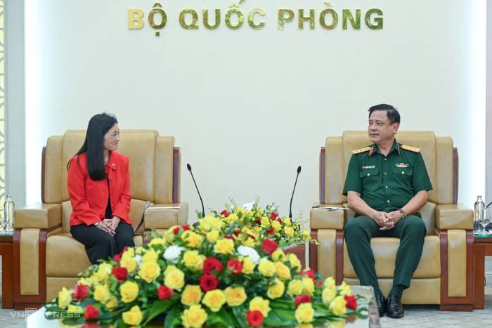 Thượng tướng Nguyễn Trường Thắng, Thứ trưởng Quốc phòng và bà Jennifer Wicks McNamara, Đại sứ Mỹ tại Việt Nam, trao đổi tại lễ ký kết. Ảnh: Giang Huy