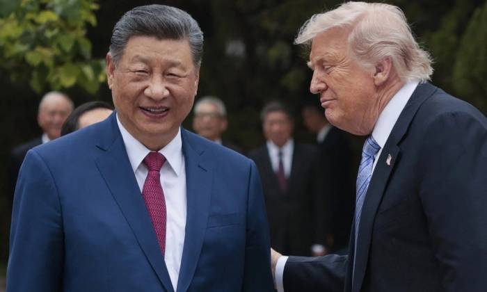 Tổng thống Mỹ Donald Trump (phải) trò chuyện cùng Chủ tịch Trung Quốc Tập Cận Bình sau chuyến thăm vườn Trung Nam Hải tại Bắc Kinh ngày 15/5. Ảnh: AFP