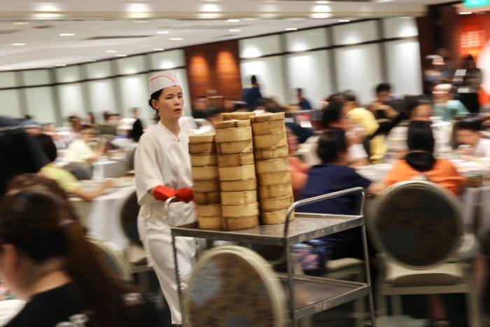 Bên trong một nhà hàng ở Hong Kong. Ảnh: SCMP