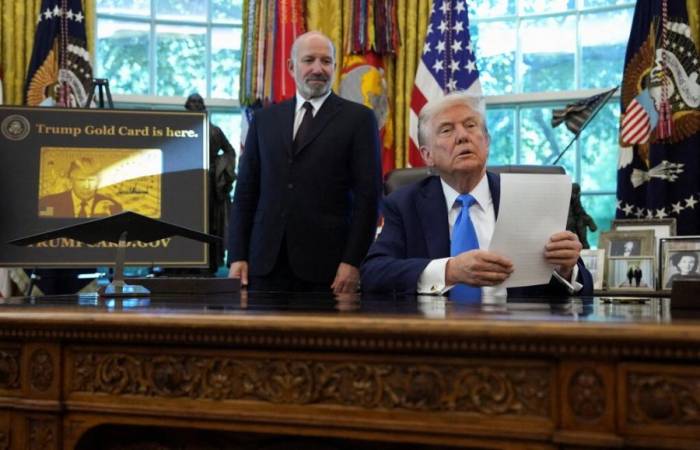 Tổng thống Mỹ Donald Trump (phải) và Bộ trưởng Thương mại Howard Lutnick bên cạnh mô hình thẻ vàng Trump tại Nhà Trắng hồi tháng 9/2025. Ảnh: Reuters