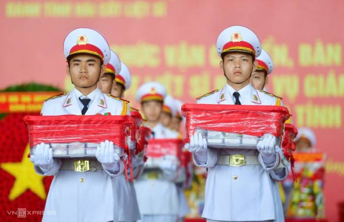 Tiêu binh làm lễ trước giờ vận chuyển ADN hài cốt liệt sĩ từ TP HCM đi Hà Nội phục vụ xác định danh tính, tháng 8/2026. Ảnh: Thanh Tùng