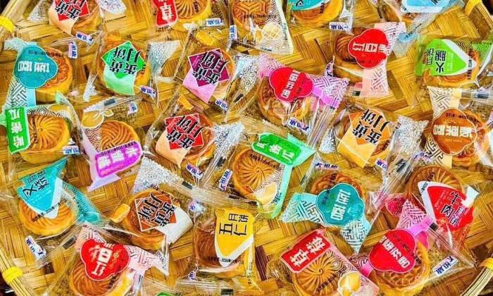 Các loại bánh mini của Trung Quốc được bán theo kg. Ảnh: Hồng Châu