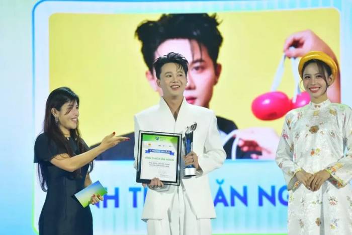 Hồ Khắc Vĩnh trên sân khấu Vietnam iContent Awards 2025. Ảnh: Quỳnh Tùng