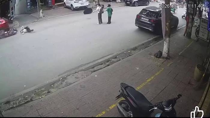 Lao như bay, người đi xe máy đâm người đi bộ trong phố