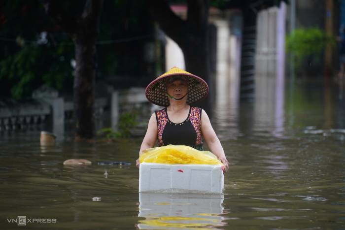 Nước ngập sâu khoảng một mét ở khu vực phố Cầu Cốc phường Tây Mỗ. Ảnh: Hoàng Giang