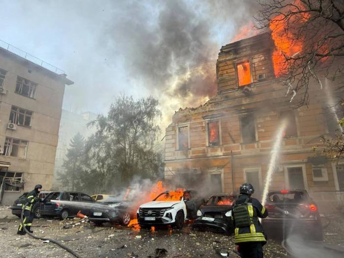 Lính cứu hỏa dập đám cháy ở tòa nhà Viện Hàn lâm Khoa học Quốc gia Ukraine ở Kiev ngày 29/9. Ảnh: DSNS Kiev