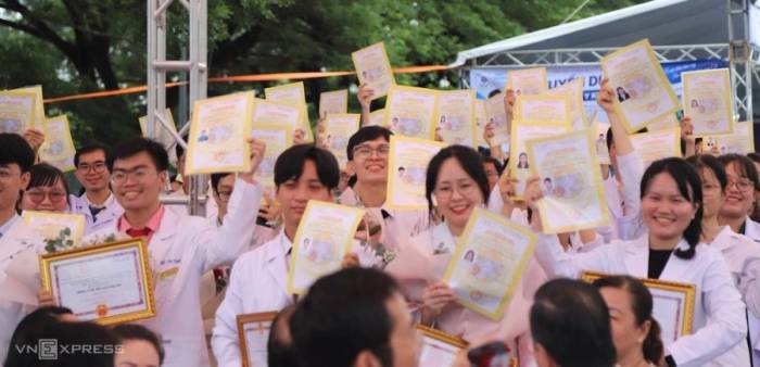 Các bác sĩ nhận chứng chỉ hành nghề tại tổng kết Chương trình thí điểm thực hành tại Bệnh viện đa khoa gắn với Trạm Y tế khóa 4, ngày 10/9. Ảnh: Song Khuê