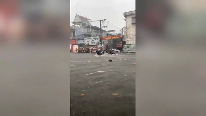 Tìm kiếm nam tài xế nghi mất tích trong lũ