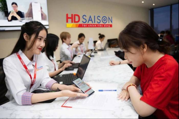 Nhân viên HD SAISON giới thiệu giải pháp tài chính số cho khách hàng. Ảnh: HD SAISON