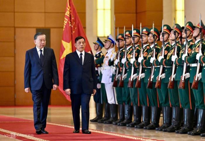 Tổng Bí thư, Chủ tịch nước Tô Lâm và Vua Thái Lan Maha Vajiralongkorn Phra Vajiraklaochaoyuhua duyệt Đội danh dự Quân đội Nhân dân Việt Nam. Ảnh: Giang Huy