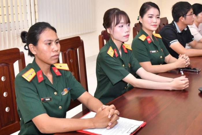 Bà Rmah H Thiệp (ngoài cùng bên trái) được tuyển dụng làm quân nhân chuyên nghiệp. Ảnh: Hoài Chu