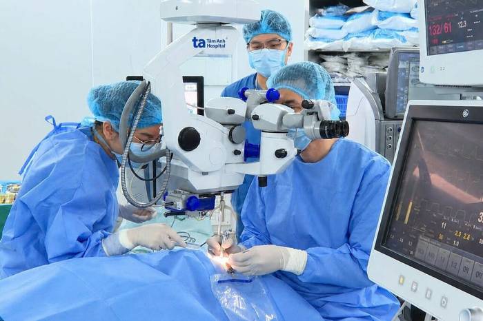 Ekip phẫu thuật bong võng mạc mắt trái cho người bệnh. Ảnh: Bệnh viện Đa khoa Tâm Anh