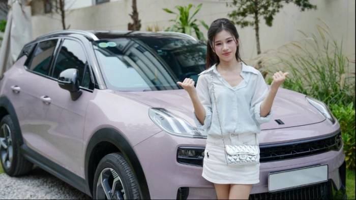 Chị Trương Diệu Linh (30 tuổi, TP Lạng Sơn) đánh giá cao các tính năng hỗ trợ lái xe an toàn, phù hợp phụ nữ khi cầm lái và di chuyển hàng ngày, đặc biệt tính năng camera 540 độ có thể quan sát dưới gầm xe. Ảnh: Tuấn Vũ