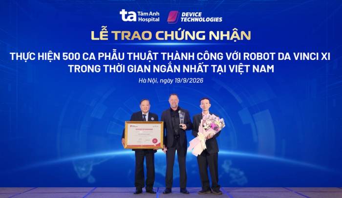 GS.TS.BS Ngô Quý Châu, Phó tổng giám đốc chuyên môn Hệ thống Bệnh viện Đa khoa Tâm Anh Hà Nội (bên phải) và PGS.TS.BS Trần Quang Bính, Giám đốc chuyên môn Hệ thống Bệnh viện Đa khoa Tâm Anh TP.HCM (bên trái) - đại diện hệ thống bệnh viện nhận kỷ lục mới về siêu robot Da Vinci Xi. Ảnh: Bệnh viện Đa khoa Tâm Anh