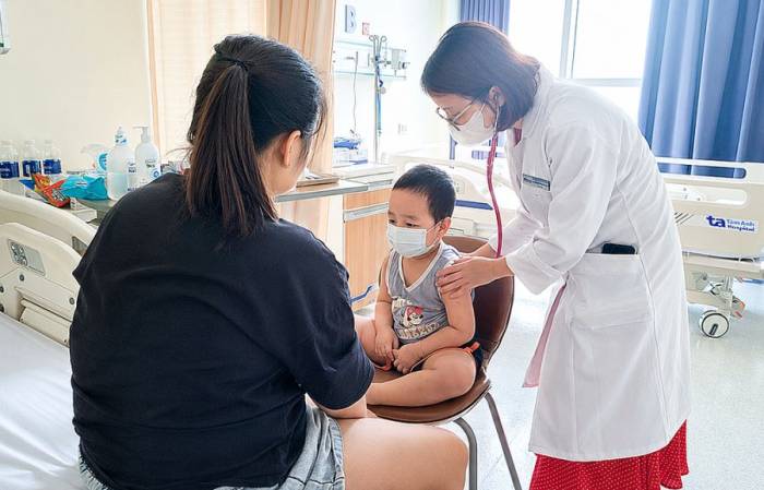 Bác sĩ Thảo đang khám cho bé Vinh. Ảnh: Bệnh viện Đa khoa Tâm Anh