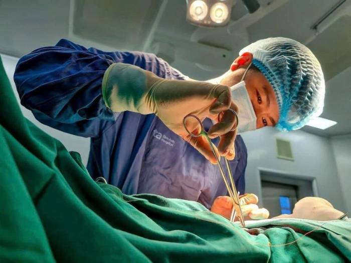 Bác sĩ Vinh đang phẫu thuật cho người bệnh. Ảnh: Bệnh viện Đa khoa Tâm Anh
