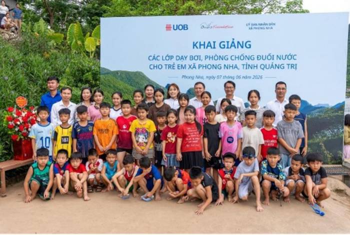Đồng hành cùng Oxalis Foundation, UOB Việt Nam hỗ trợ trang bị kỹ năng bơi và an toàn dưới nước cho 1.000 trẻ em tại Quảng Trị. Ảnh: UOB Việt Nam