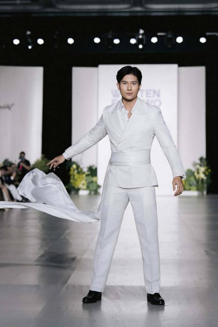 Lâm Bảo Châu làm vedette show của NTK Văn Hùng. Ảnh: NVCC