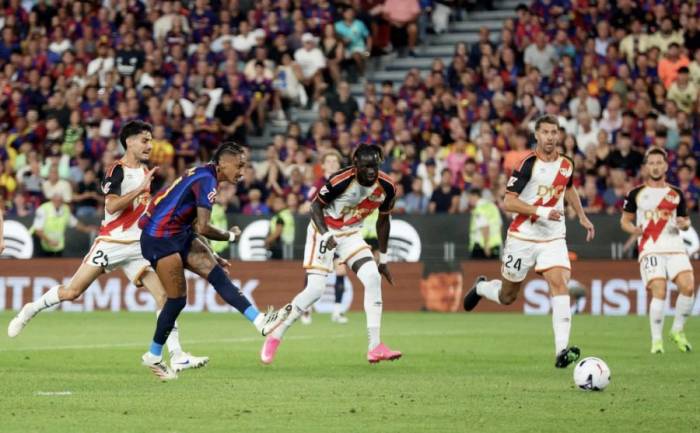 Raphinha ghi bàn gỡ 1-1 trong trận Barca thắng Rayo Vallecano 5-2 ở vòng ba La Liga trên sân Spotify Camp Nou, Barcelona, Tây Ban Nha ngày 31/8/2026. Ảnh: Reuters