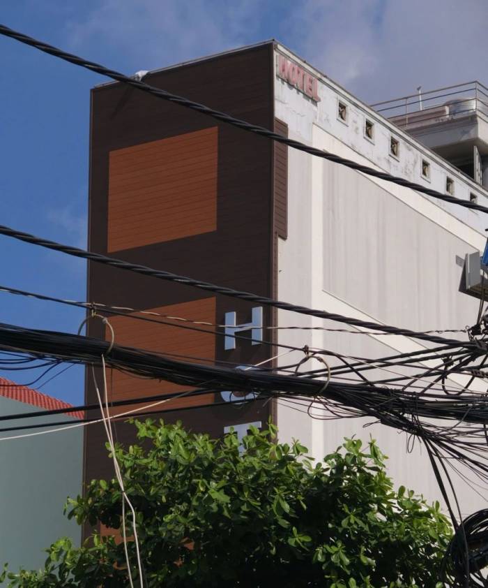 Mặt tiền khách sạn lắp biển hiệu, không có ban công. Ảnh: Đình Văn