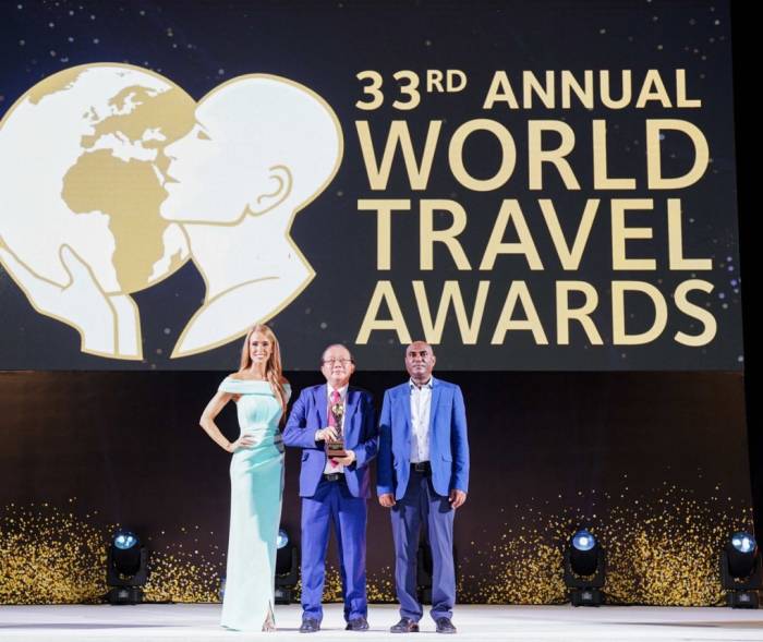 Đại diện Vietjet (giữa) nhận giải tại World Travel Awards ở Maldives, 28/9. Ảnh: Tài Nguyễn