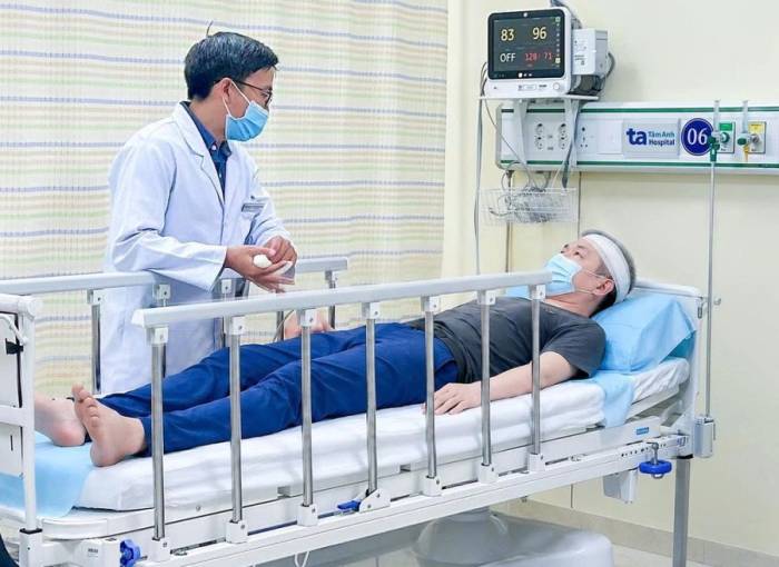 Bác sĩ Đông khám cho ông Tánh. Ảnh: Phòng khám Đa khoa Tâm Anh Quận 7