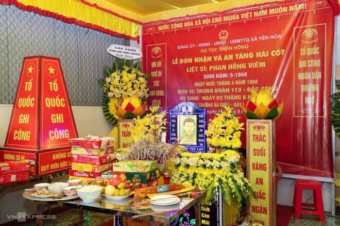 Bàn thờ liệt sĩ Phan Hồng Viêm. Ảnh: Lan Ánh