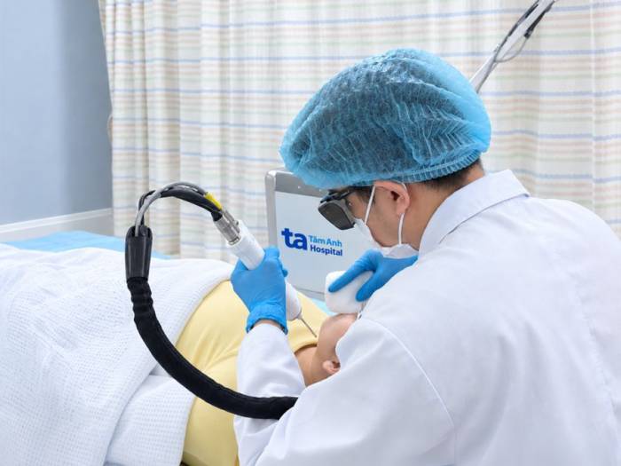 Bác sĩ sử dụng laser 6D để giảm đỏ cho chị Vy. Ảnh: Bệnh viện Đa khoa Tâm Anh