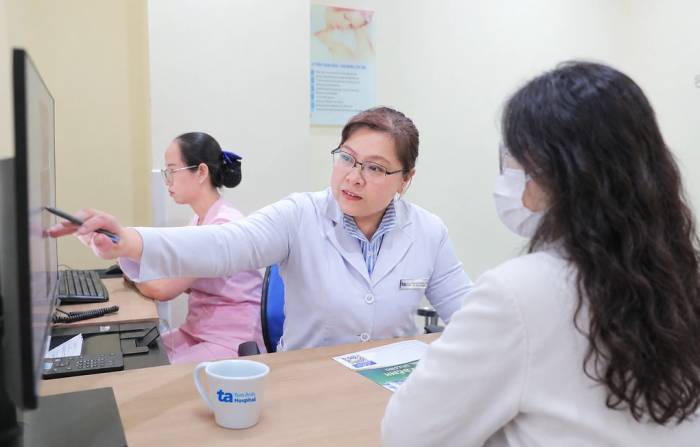 BS.CKII Nguyễn Ngọc Thoại tư vấn tầm soát ung thư cổ tử cung cho phụ nữ trẻ. Ảnh minh họa: Bệnh viện Đa khoa Tâm Anh