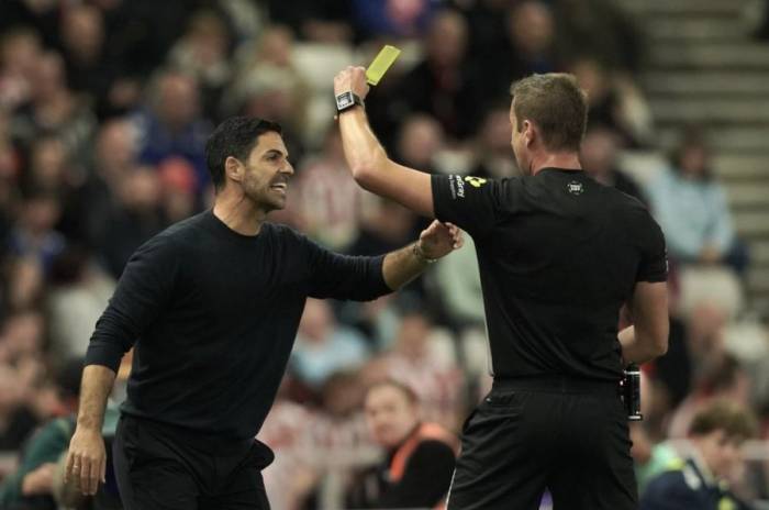 HLV Mikel Arteta bị trọng tài John Brooks phạt thẻ vàng. Ảnh: AP