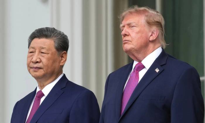 Tổng thống Mỹ Donald Trump và Chủ tịch Trung Quốc Tập Cận Bình theo dõi màn máy bay lướt trên bầu trời Nhà Trắng theo đội hình trong lễ đón ngày 24/9. Ảnh: AP