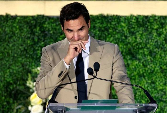 Roger Federer xúc động trên sân khấu sau khi được ghi danh vào Đại sảnh Danh vọng Quần vợt Quốc tế tại Newport, Rhode Island, Mỹ ngày 29/8/2026. Ảnh: Reuters