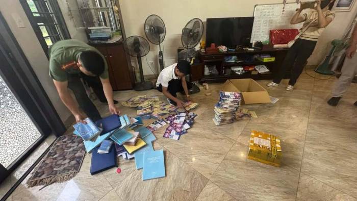 Công an khám xét, thu giữ các tài liệu liên quan. Ảnh: Công an cung cấp