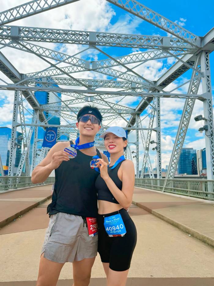 Lâm Bảo Châu cùng bạn gái - ca sĩ Lệ Quyên tại giải Rock n Roll Nashville Marathon 2026 (Mỹ). Ảnh: NVCC