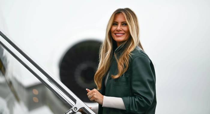 Đệ nhất phu nhân Melania Trump lên máy bay tại sân bay Ashe County ở Jefferson, Bắc Carolina, ngày 15/9. Ảnh: AP