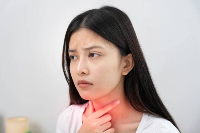 Thời tiết mưa nắng thất thường cùng việc thường xuyên ra vào phòng điều hòa có thể khiến mũi họng khô, kích ứng. Ảnh: Vecteezy