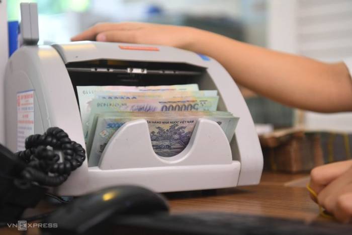Giao dịch tiền mặt tại một ngân hàng. Ảnh: Giang Huy