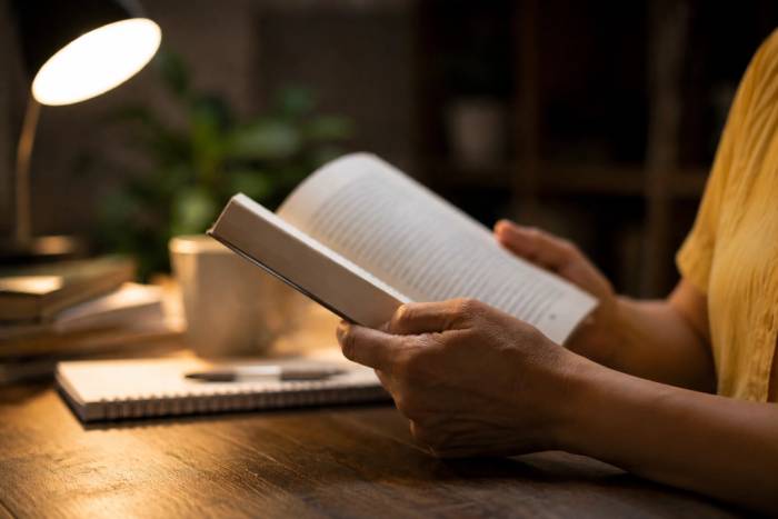 Thoái hóa điểm vàng liên quan tuổi có thể âm thầm ảnh hưởng thị lực trung tâm, gây khó đọc khi bệnh tiến triển. Ảnh minh họa: AI