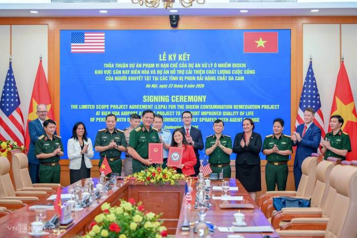 Thượng tướng Nguyễn Trường Thắng, Thứ trưởng Quốc phòng và bà Jennifer Wicks McNamara, Đại sứ Mỹ tại Việt Nam ký kết thỏa thuận. Ảnh: Giang Huy