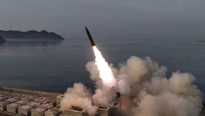 Triều Tiên phóng thử nghiệm tên lửa Hwasong-11 Ra với đầu đạn có năng lực mang bom chùm ngày 19/4 ra vùng biển phía đông. Ảnh: KCNA