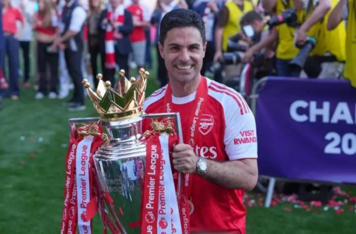 HLV Mikel Arteta cùng chiếc Cup vô địch Ngoại hạng Anh trên sân Selhurst Park, London, Anh ngày 24/5/2026. Ảnh: AP