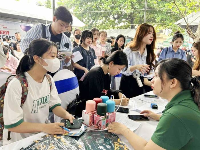 Người trẻ tìm việc ở hội chợ việc làm tại phường Phước Long, TP Thủ Đức, TP HCM. Ảnh: Ngọc Ngân