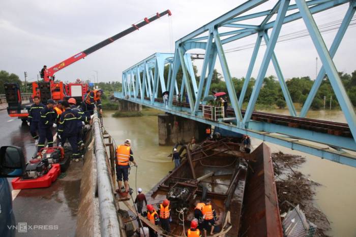 Sà lan mắc vào cầu đường sắt ở Quảng Trị. Ảnh: Đắc Thành