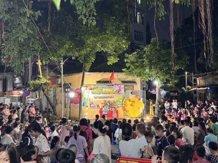 Trẻ nhỏ và người dân tham dự lễ hội Trung thu của khu dân cư ở Nghĩa Đô, Hà Nội, năm 2026. Ảnh: Phạm Nga