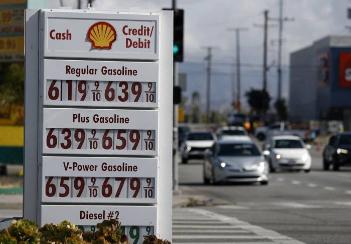 Bảng giá xăng dầu niêm yết tại một điểm bán ở Los Angeles, California ngày 4/5. Ảnh: AFP