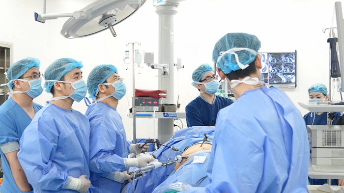 Êkíp phẫu thuật cắt khối u tủy tuyến thượng thận trái cho người bệnh. Ảnh: Bệnh viện Đa khoa Tâm Anh