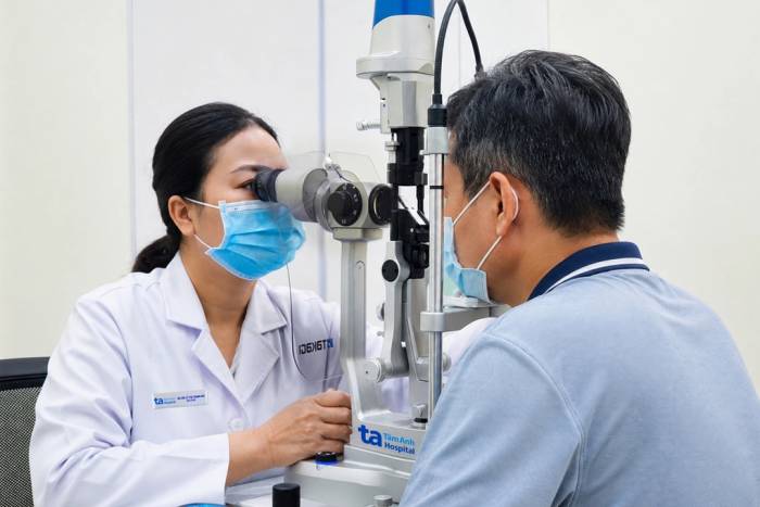 Bác sĩ Hải soi sinh hiển vi kiểm tra đáy mắt cho người bệnh. Ảnh: Bệnh viện Đa khoa Tâm Anh