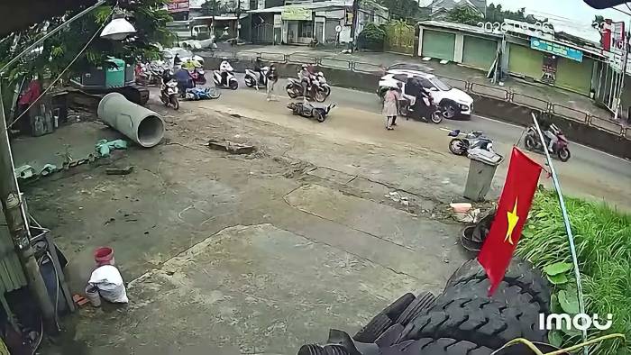 Hàng loạt xe máy ngã sát xe tải